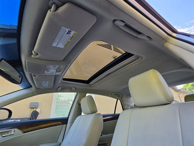 Toyota Avalon  2011