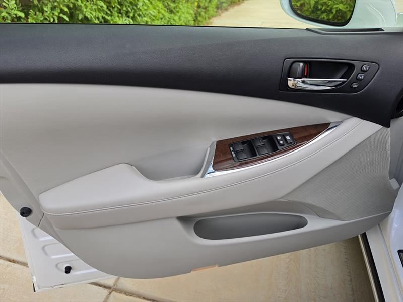 Lexus ES 350 Sedan 2011