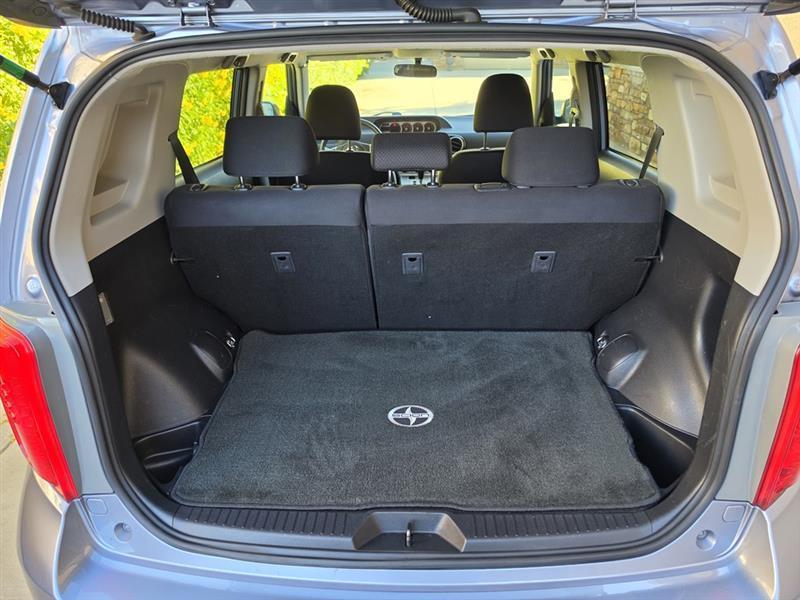 Scion xB 5-Door Wagon 5-Spd MT 2010