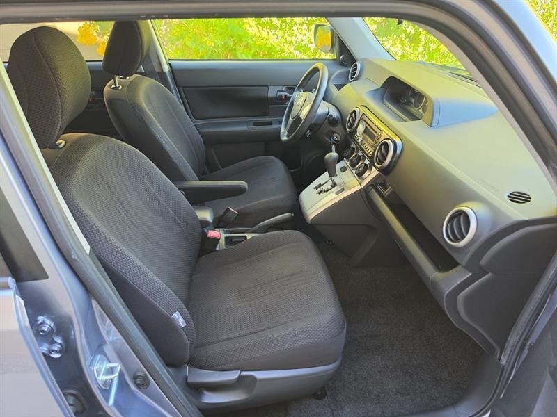 Scion xB 5-Door Wagon 5-Spd MT 2010