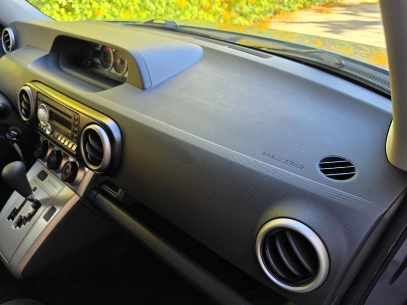 Scion xB 5-Door Wagon 5-Spd MT 2010