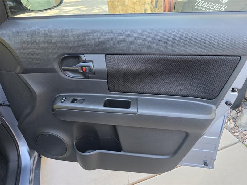 Scion xB 5-Door Wagon 5-Spd MT 2010