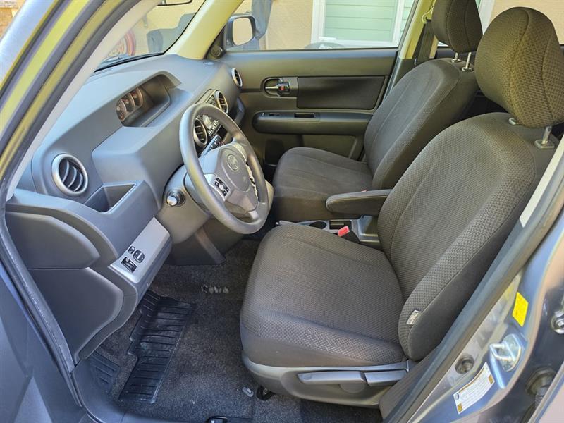 Scion xB 5-Door Wagon 5-Spd MT 2010