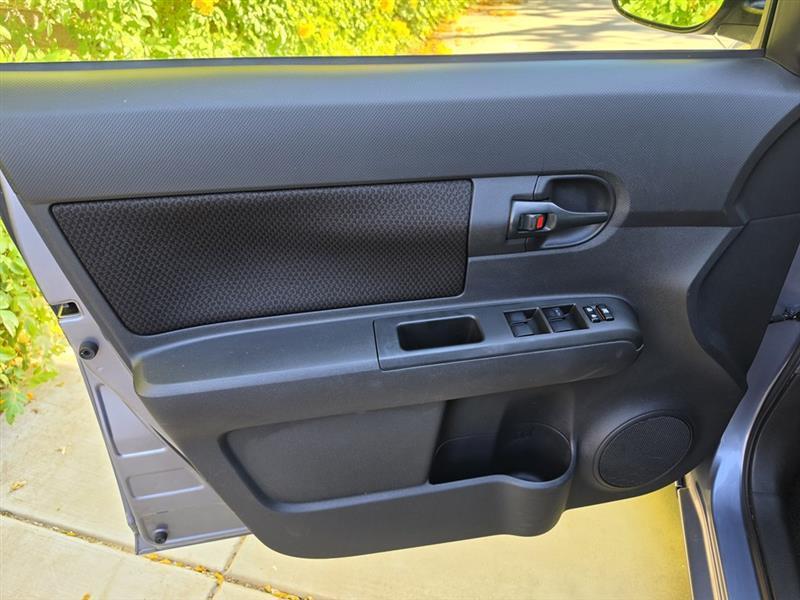 Scion xB 5-Door Wagon 5-Spd MT 2010