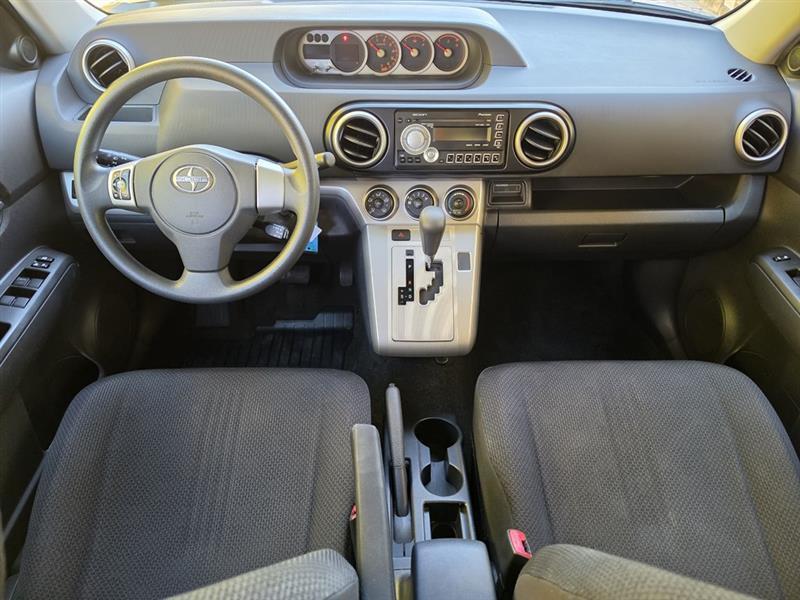 Scion xB 5-Door Wagon 5-Spd MT 2010