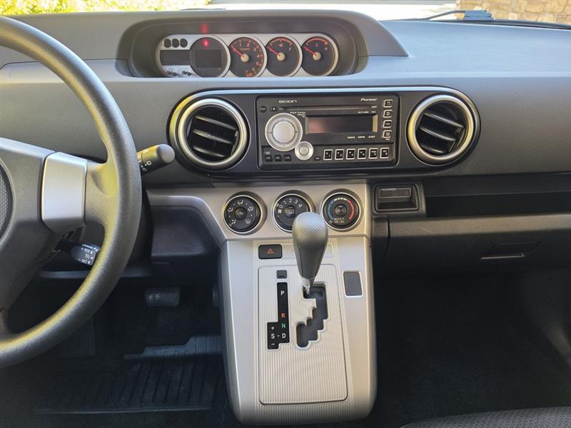 Scion xB 5-Door Wagon 5-Spd MT 2010