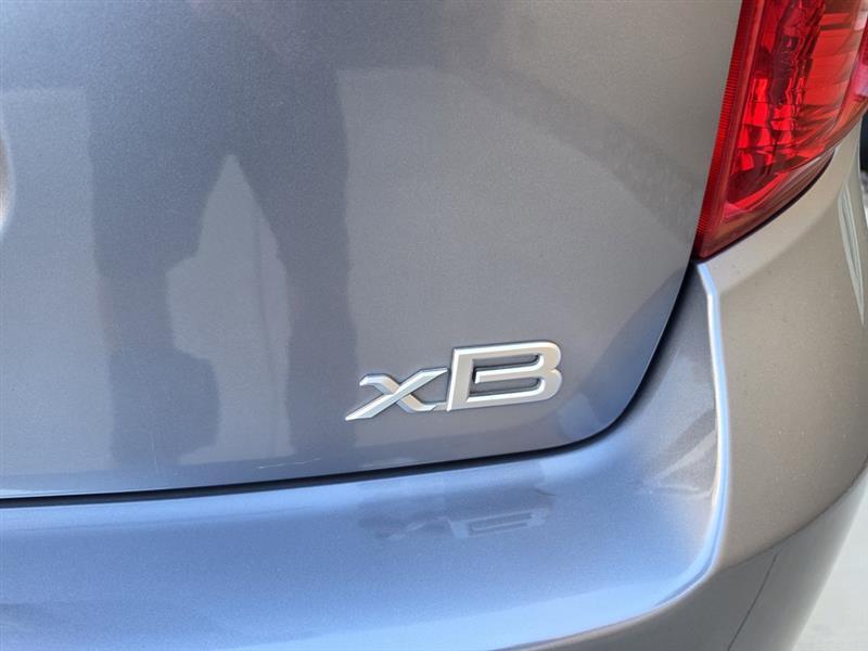 Scion xB 5-Door Wagon 5-Spd MT 2010