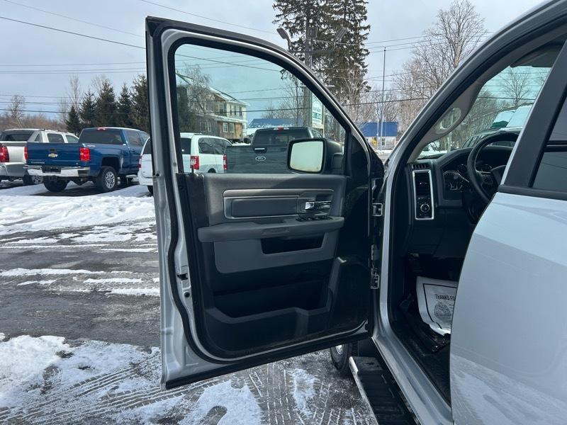 RAM 1500 SLT Quad Cab 4WD 2016