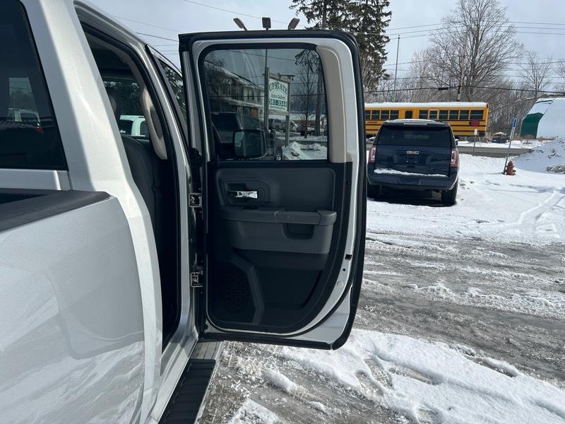 RAM 1500 SLT Quad Cab 4WD 2016