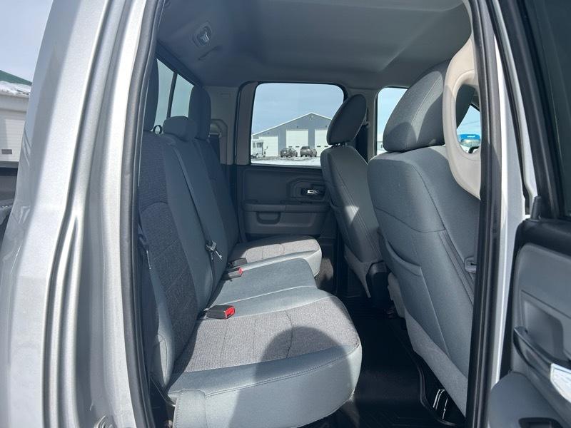 RAM 1500 SLT Quad Cab 4WD 2016