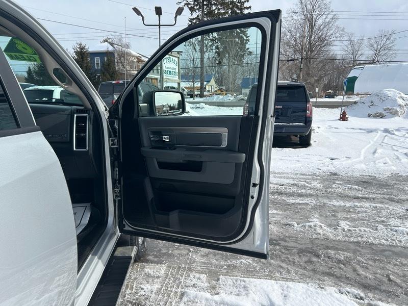 RAM 1500 SLT Quad Cab 4WD 2016