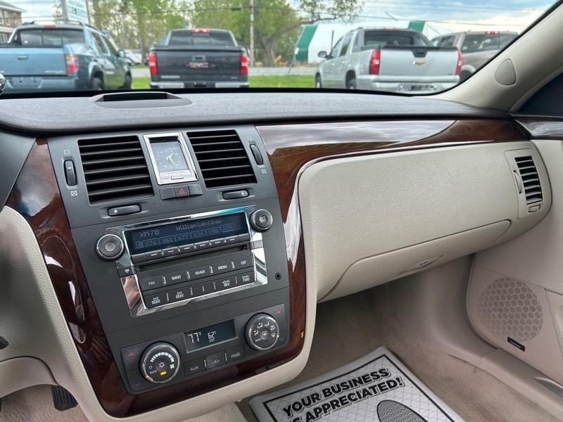 Cadillac DTS Base 2008