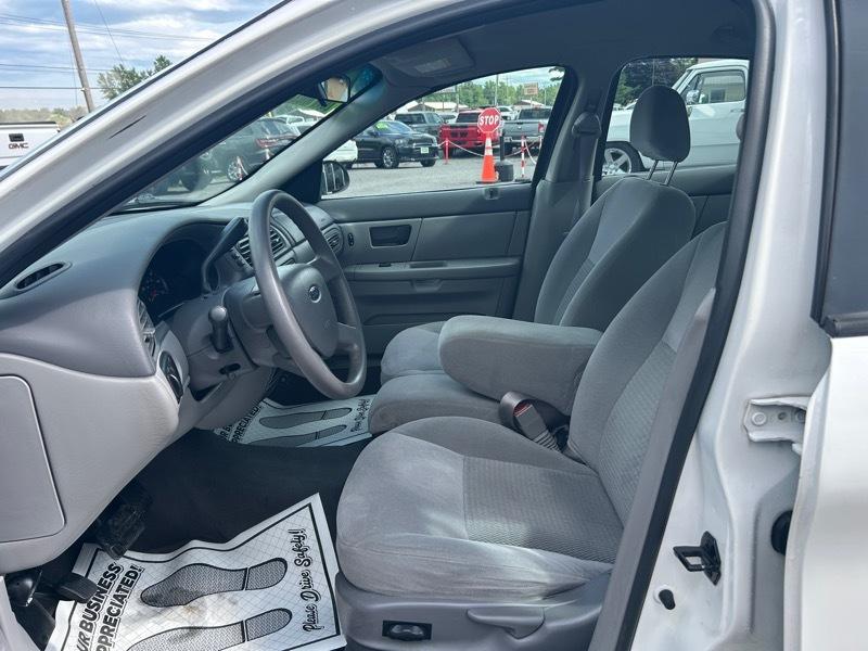 Ford Taurus SE 2004