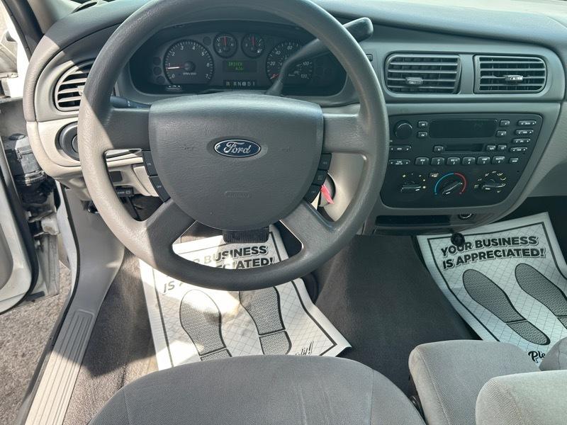 Ford Taurus SE 2004