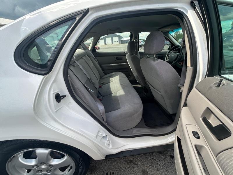 Ford Taurus SE 2004