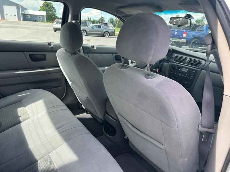 Ford Taurus SE 2004
