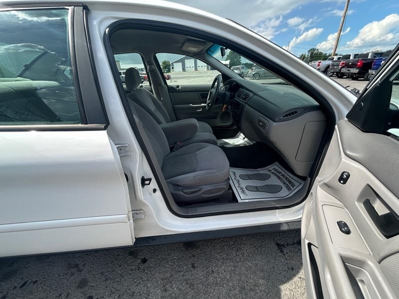 Ford Taurus SE 2004