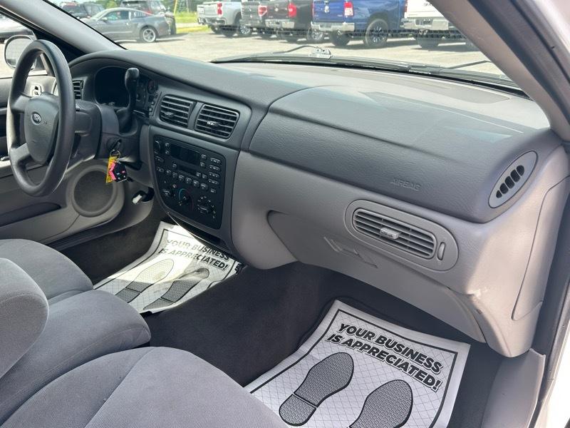 Ford Taurus SE 2004