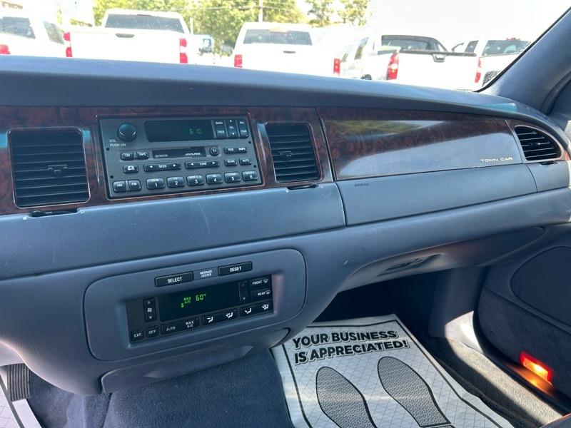 Lincoln Town Car Signature 2001
