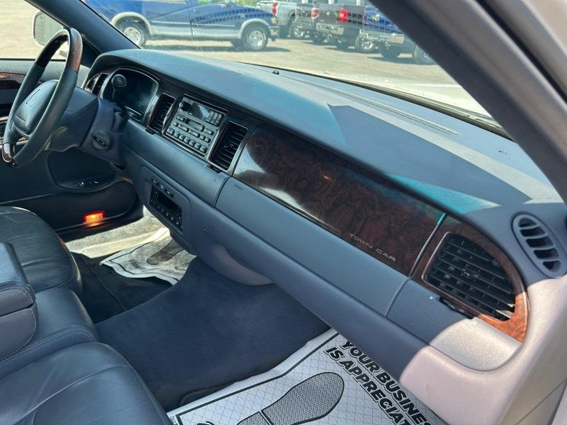 Lincoln Town Car Signature 2001