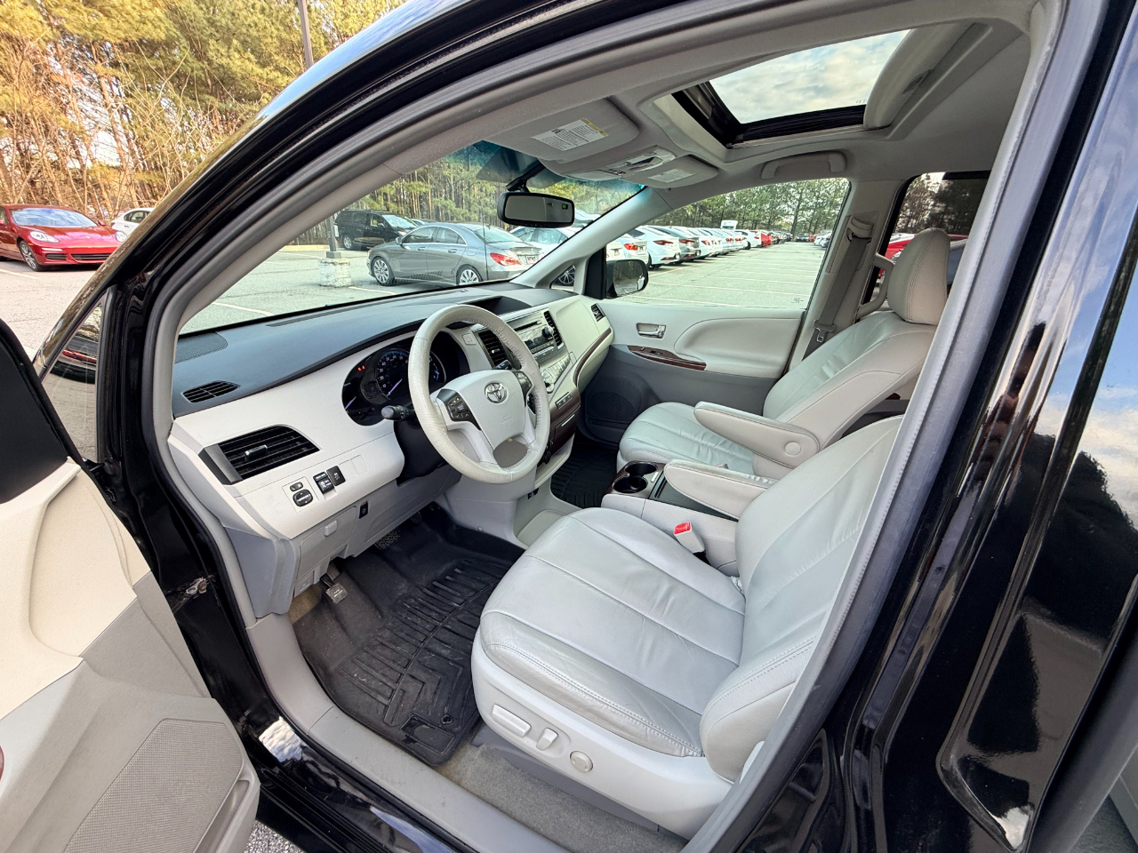 Toyota Sienna XLE FWD 8-Passenger V6 2012