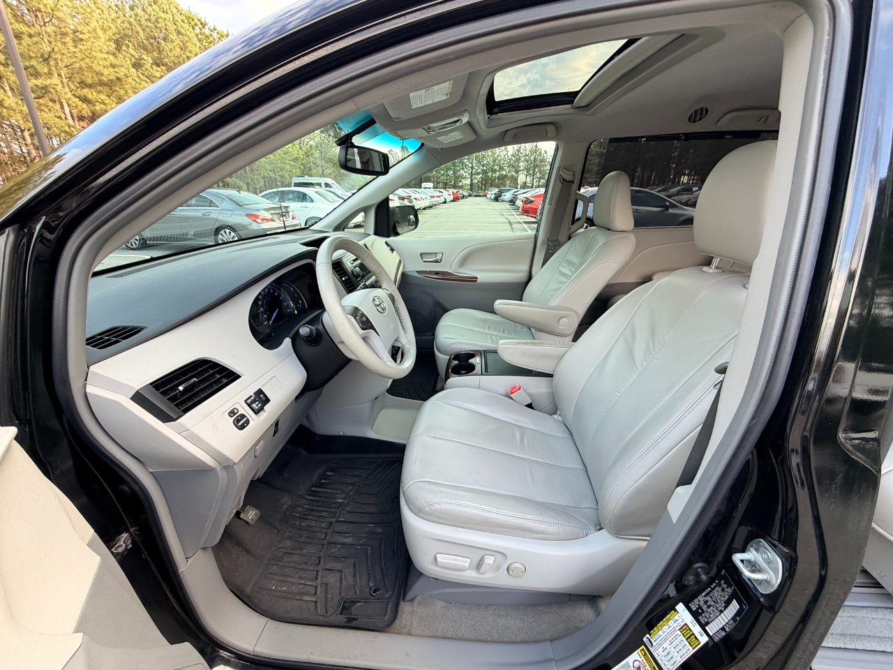 Toyota Sienna XLE FWD 8-Passenger V6 2012