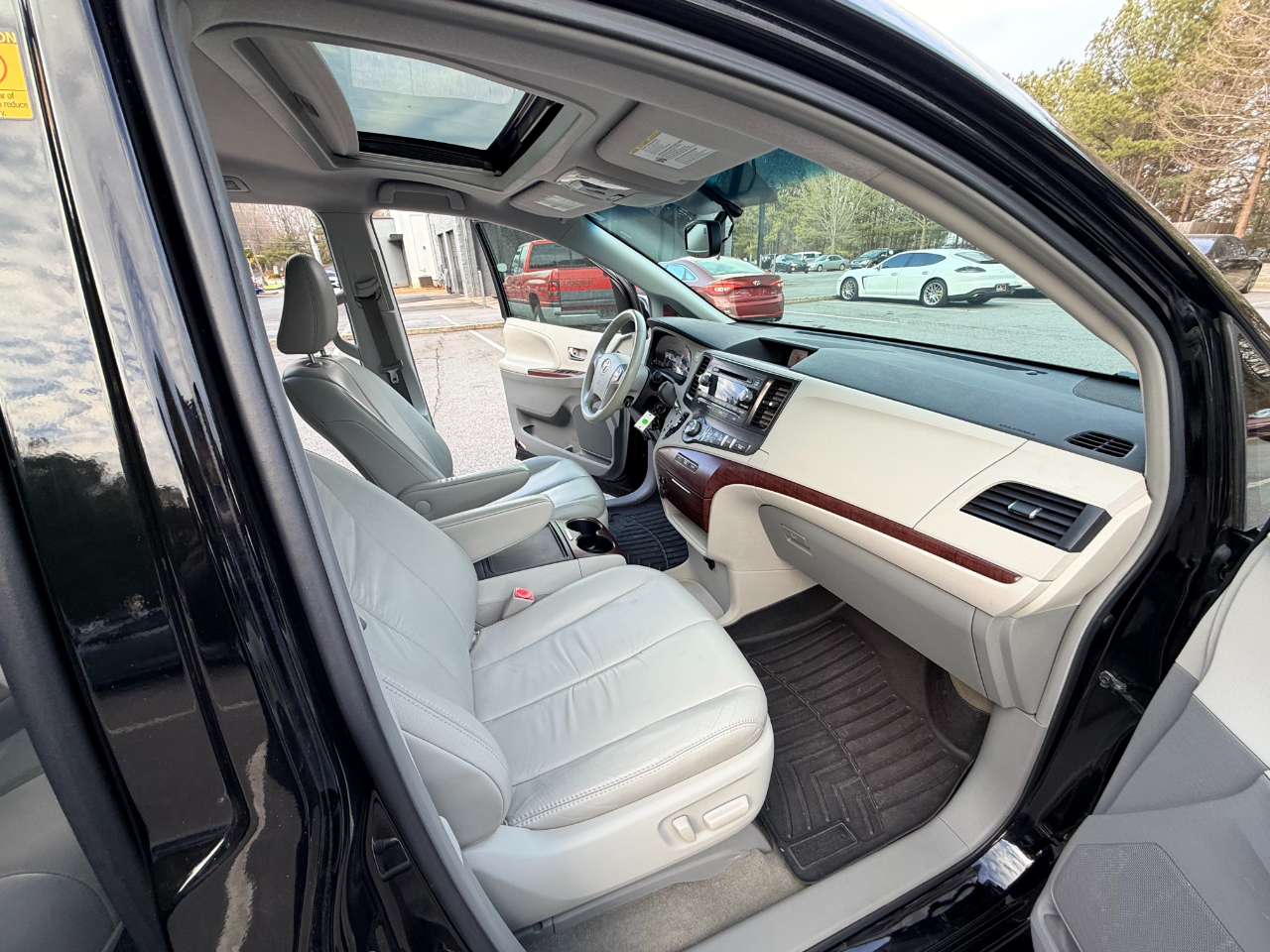 Toyota Sienna XLE FWD 8-Passenger V6 2012