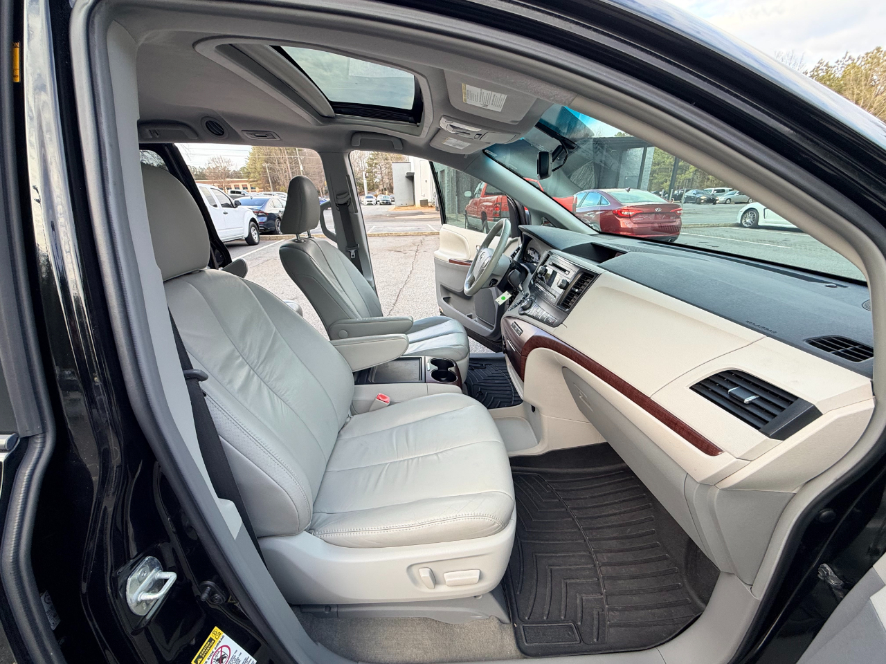 Toyota Sienna XLE FWD 8-Passenger V6 2012