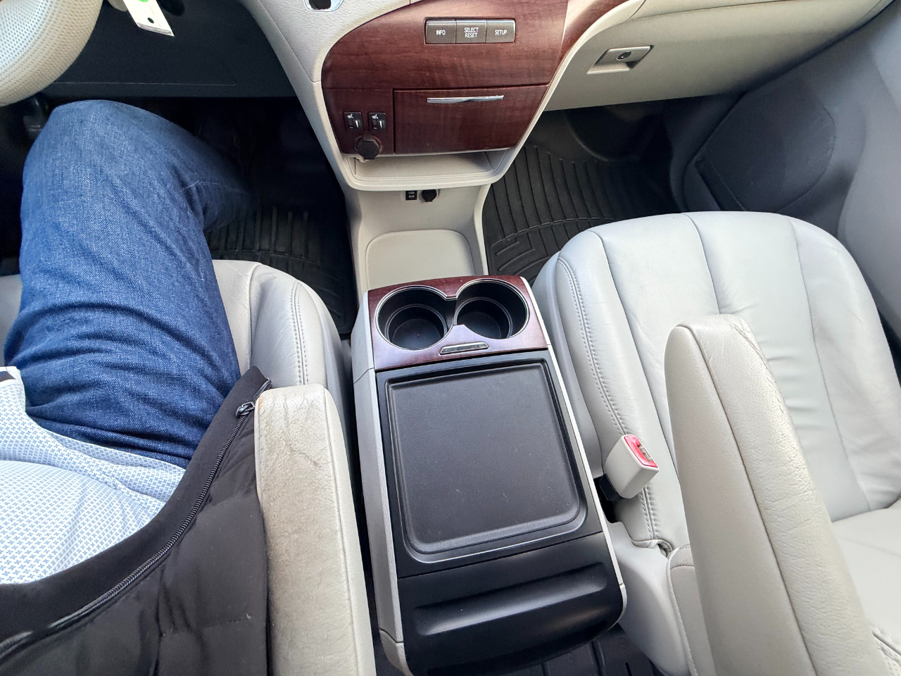 Toyota Sienna XLE FWD 8-Passenger V6 2012