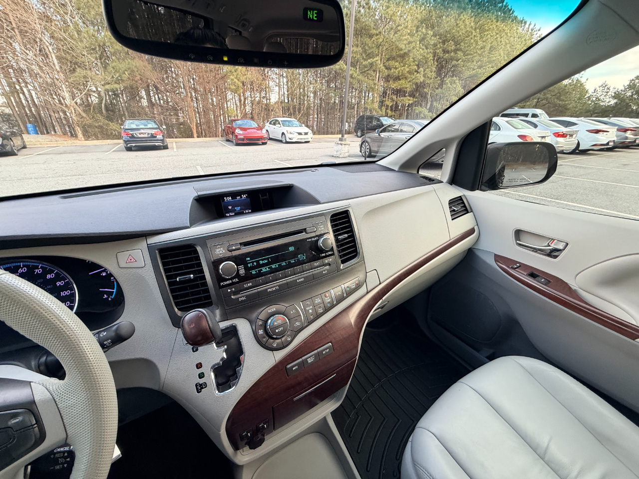 Toyota Sienna XLE FWD 8-Passenger V6 2012