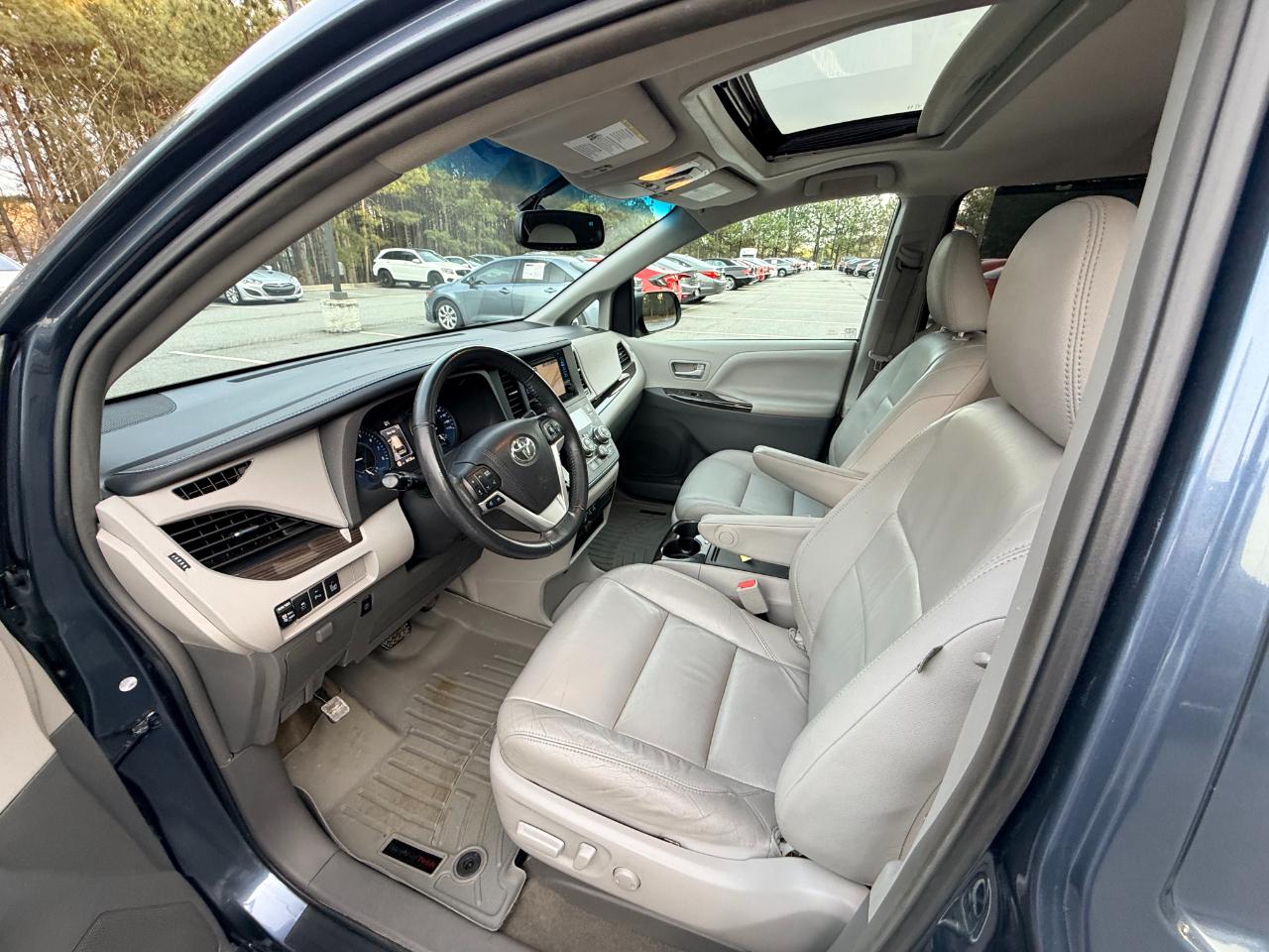 Toyota Sienna XLE 8-Passenger 2017