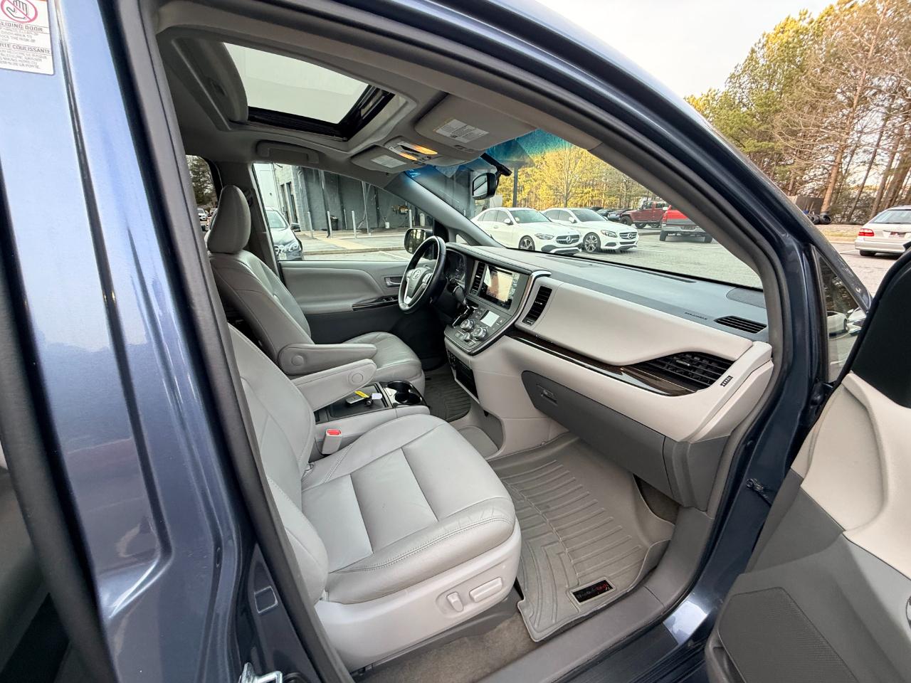 Toyota Sienna XLE 8-Passenger 2017