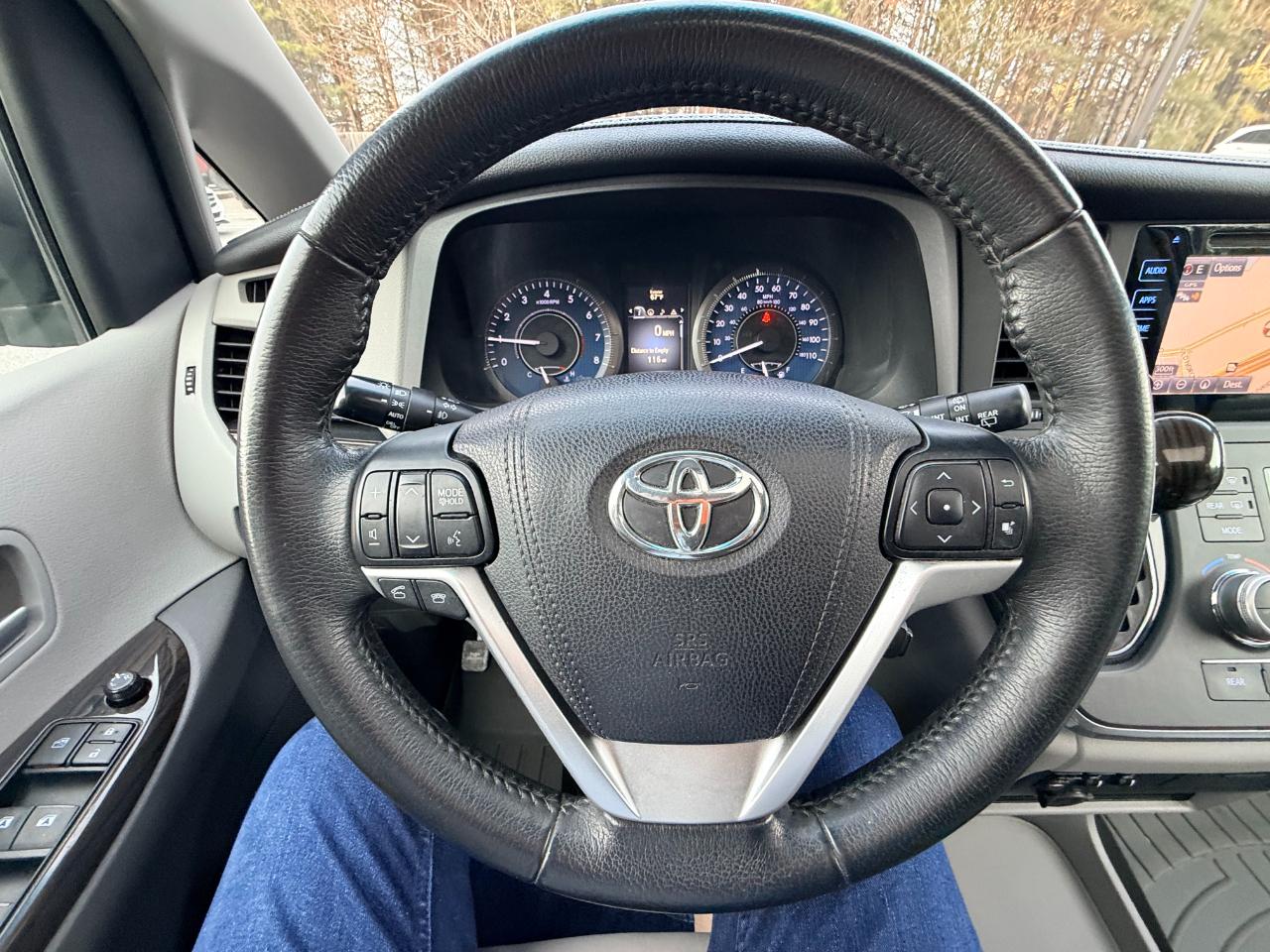 Toyota Sienna XLE 8-Passenger 2017