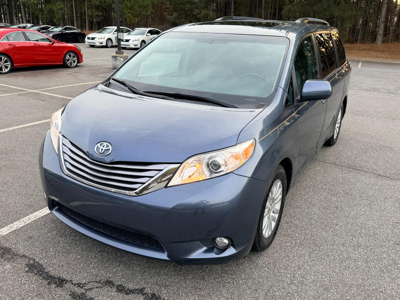Toyota Sienna XLE 8-Passenger 2017