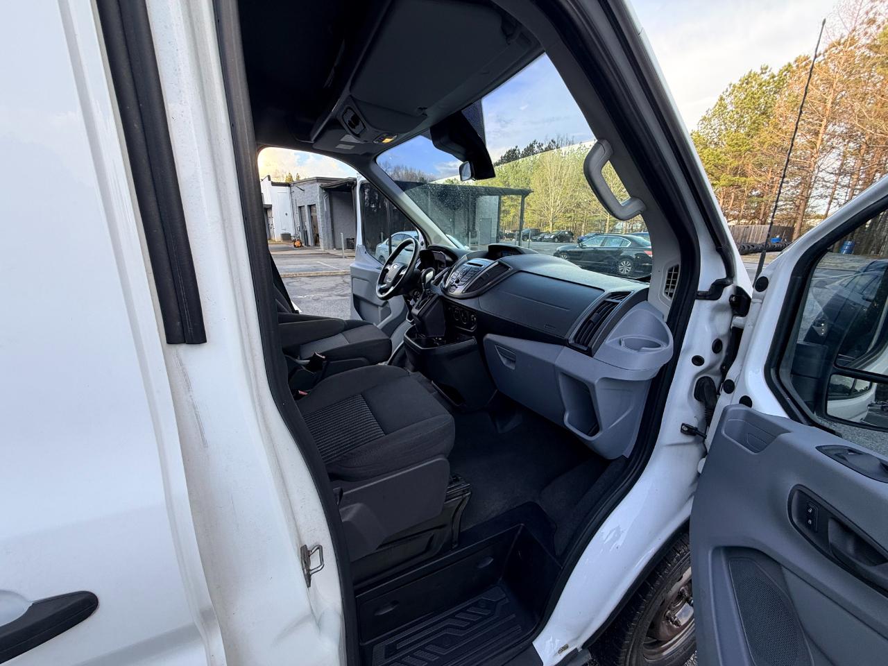 Ford Transit 150 Wagon Med. Roof XLT w/Sliding Pass. 130-in. WB 2015