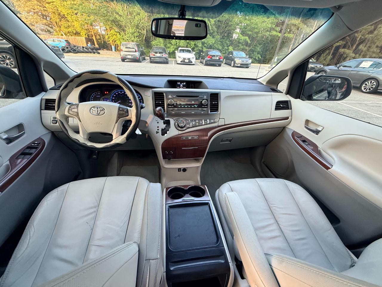 Toyota Sienna XLE 8-Pass V6 2011