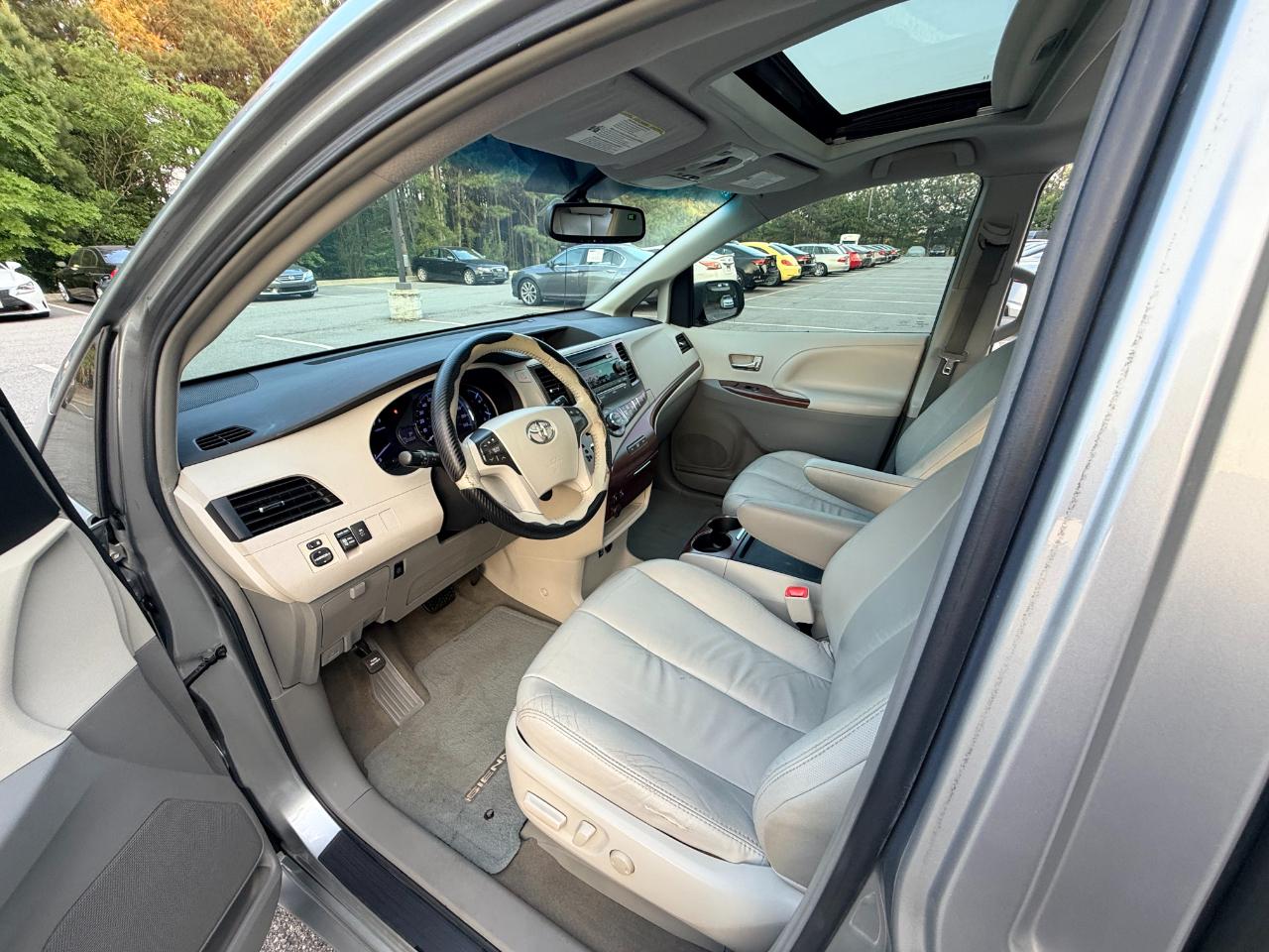 Toyota Sienna XLE 8-Pass V6 2011