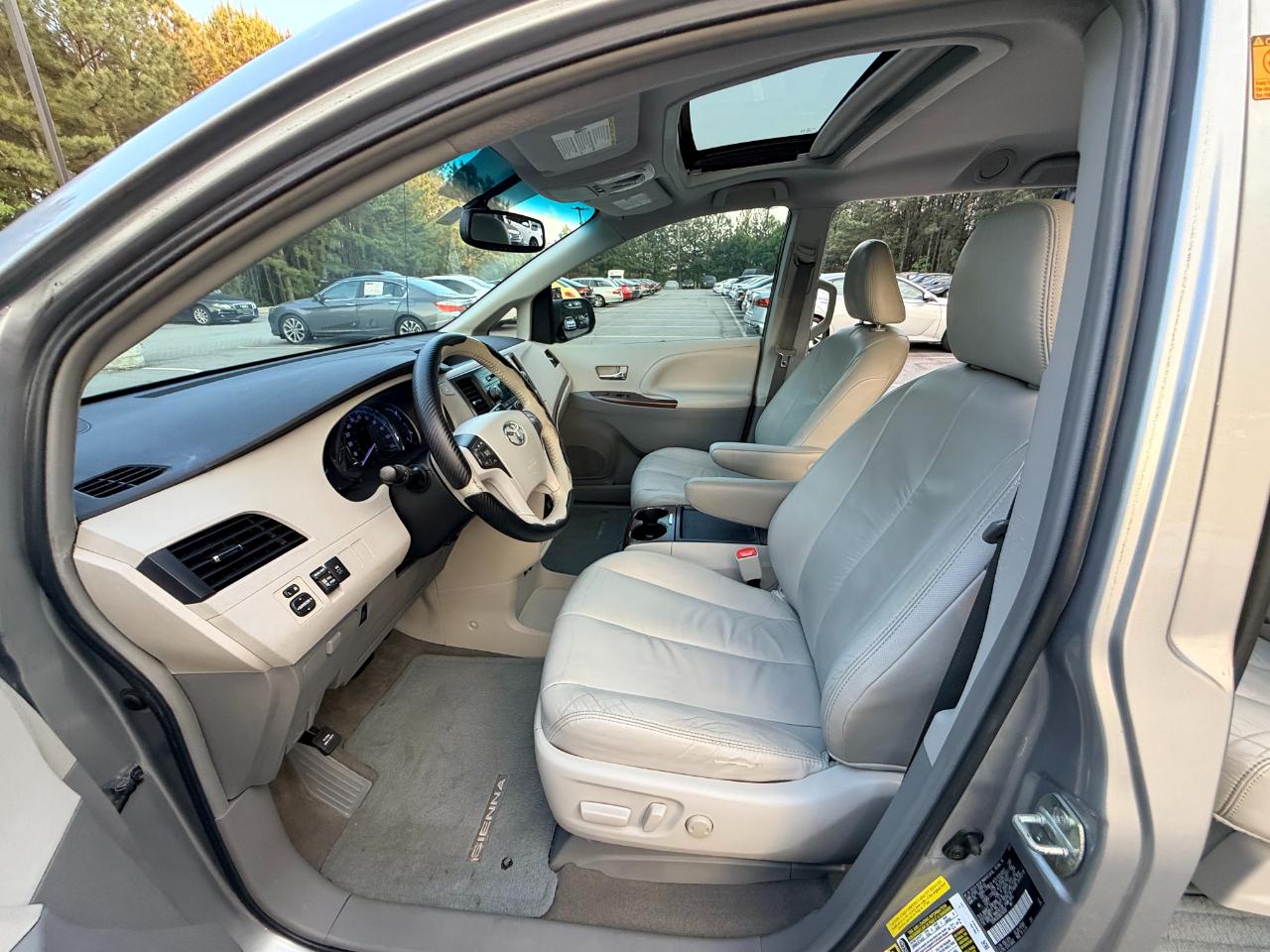 Toyota Sienna XLE 8-Pass V6 2011