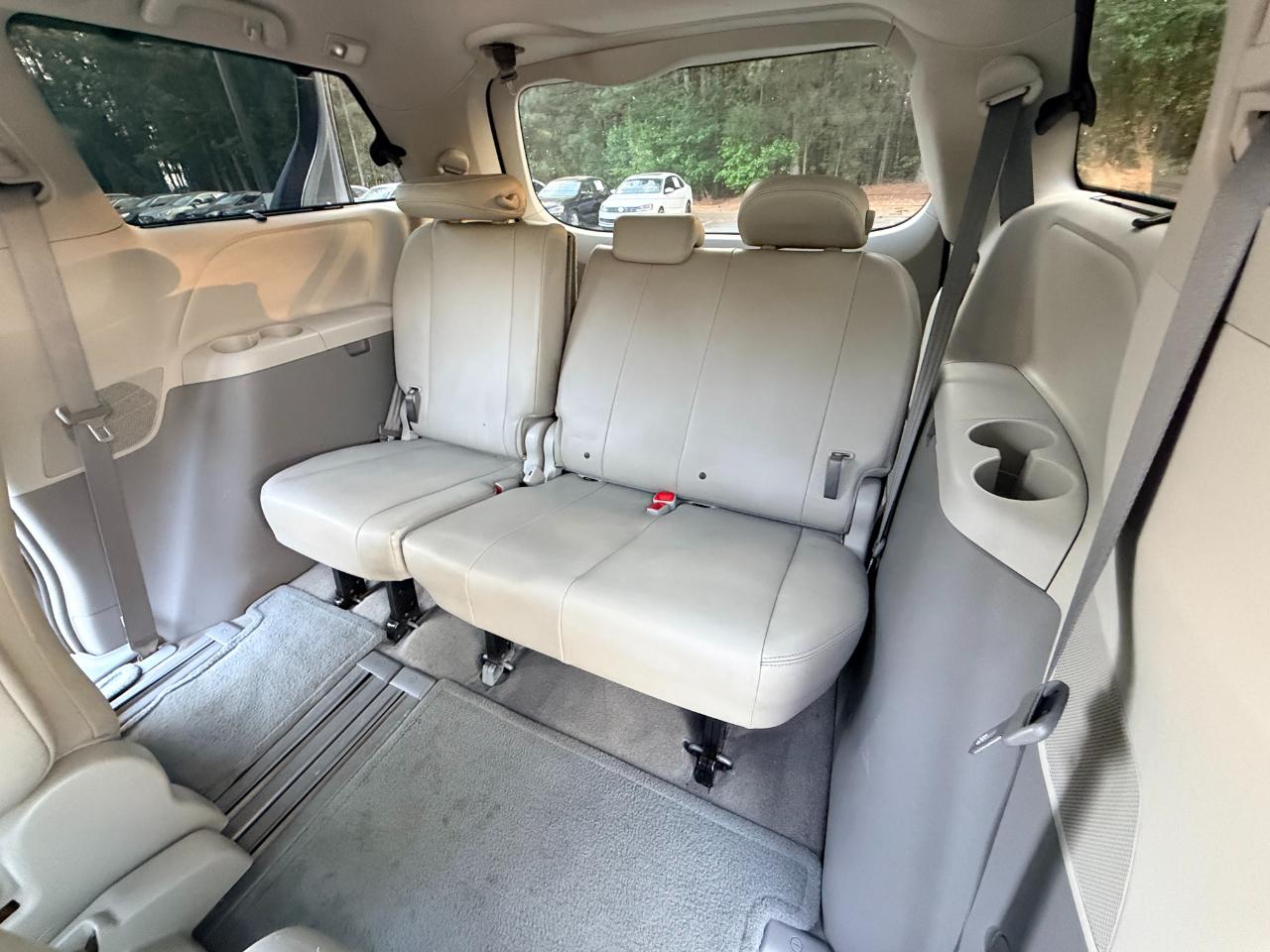 Toyota Sienna XLE 8-Pass V6 2011