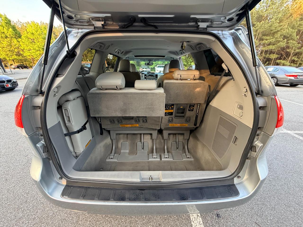 Toyota Sienna XLE 8-Pass V6 2011