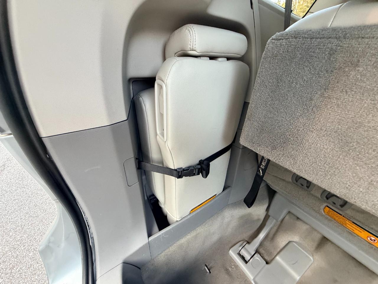 Toyota Sienna XLE 8-Pass V6 2011