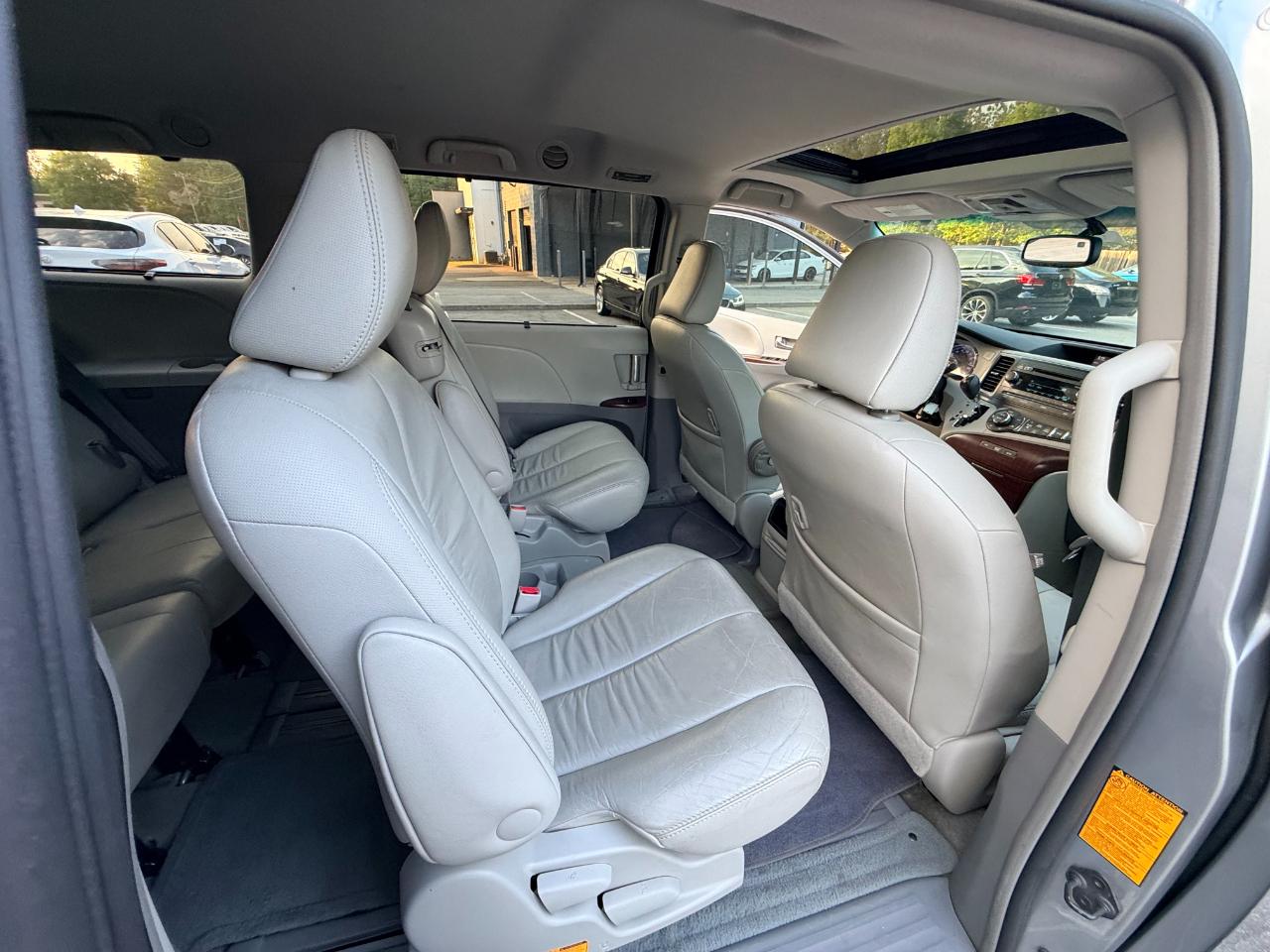 Toyota Sienna XLE 8-Pass V6 2011