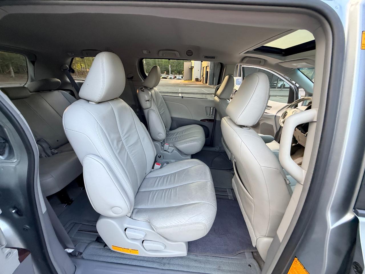 Toyota Sienna XLE 8-Pass V6 2011