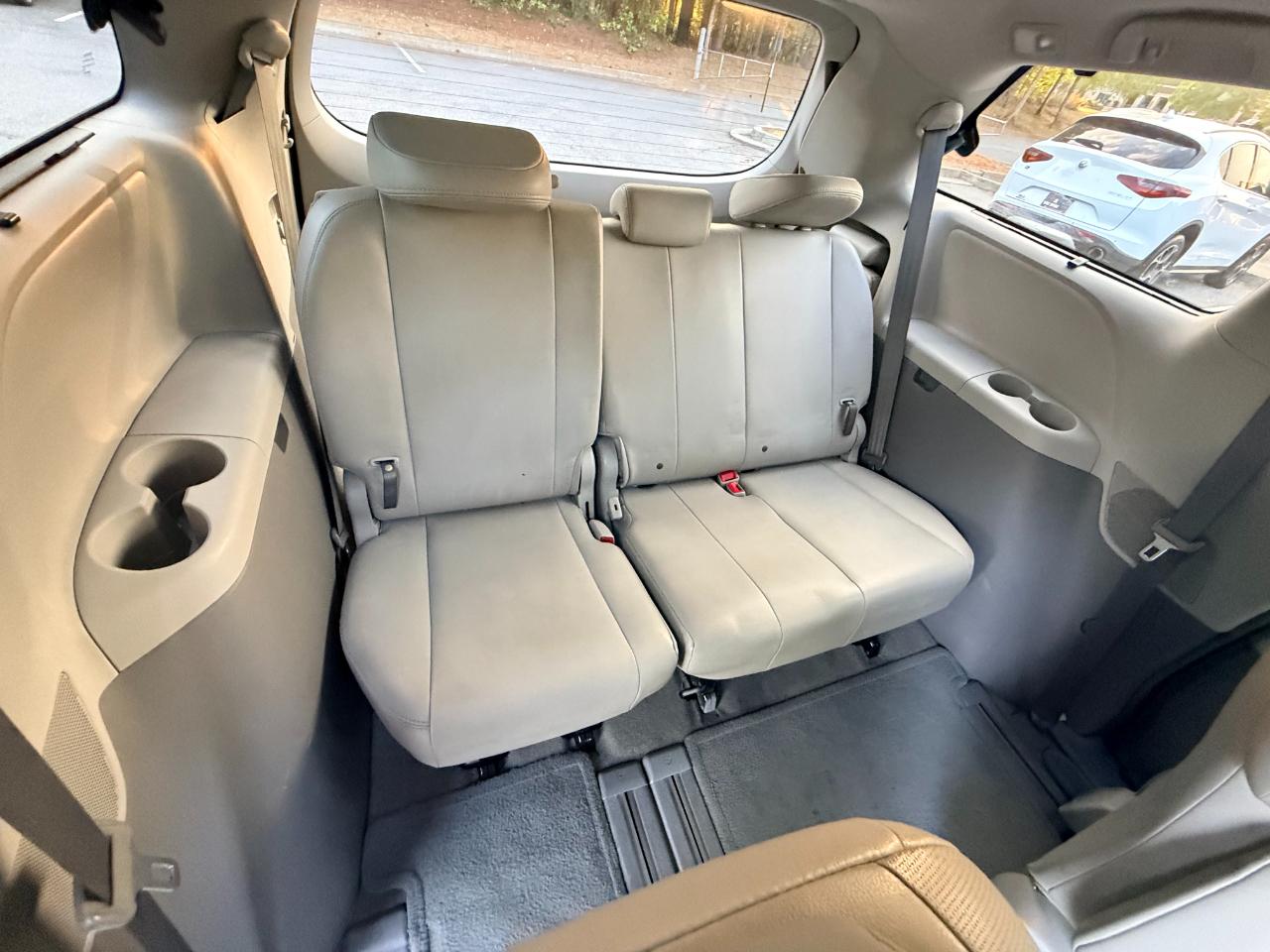 Toyota Sienna XLE 8-Pass V6 2011