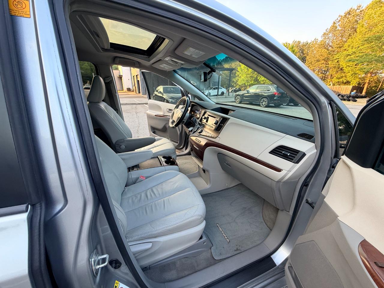 Toyota Sienna XLE 8-Pass V6 2011