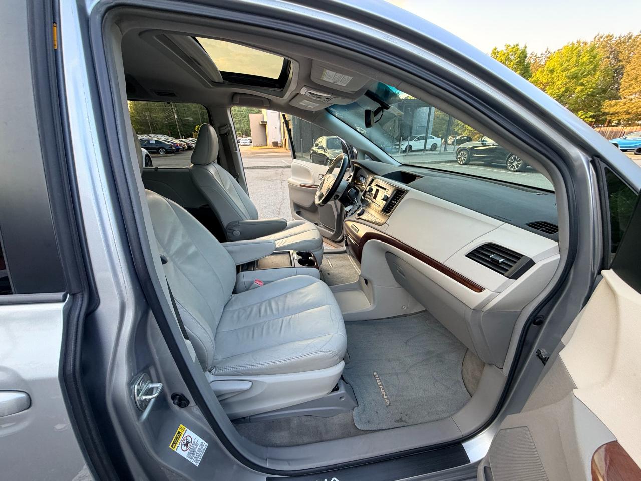 Toyota Sienna XLE 8-Pass V6 2011