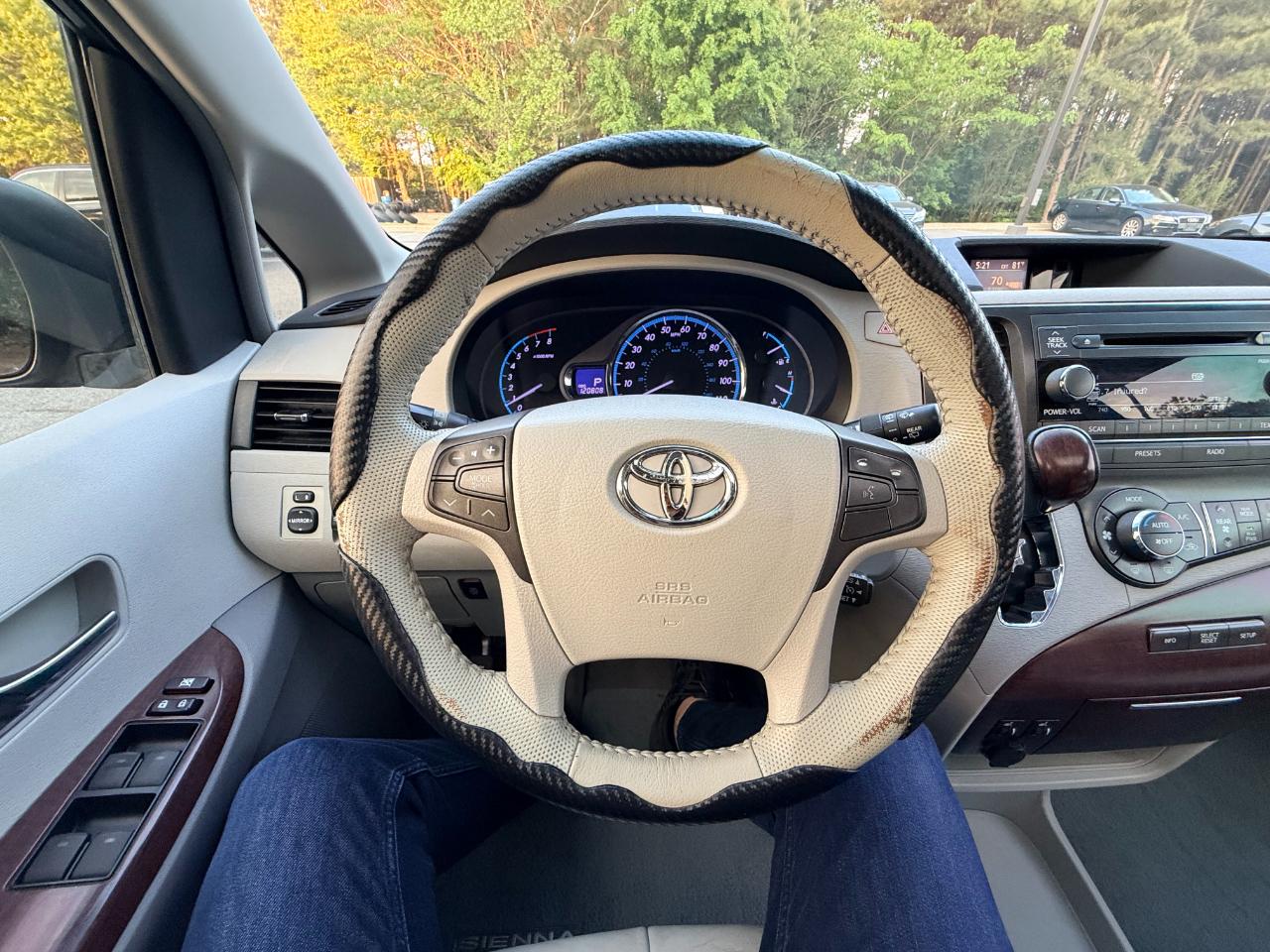 Toyota Sienna XLE 8-Pass V6 2011