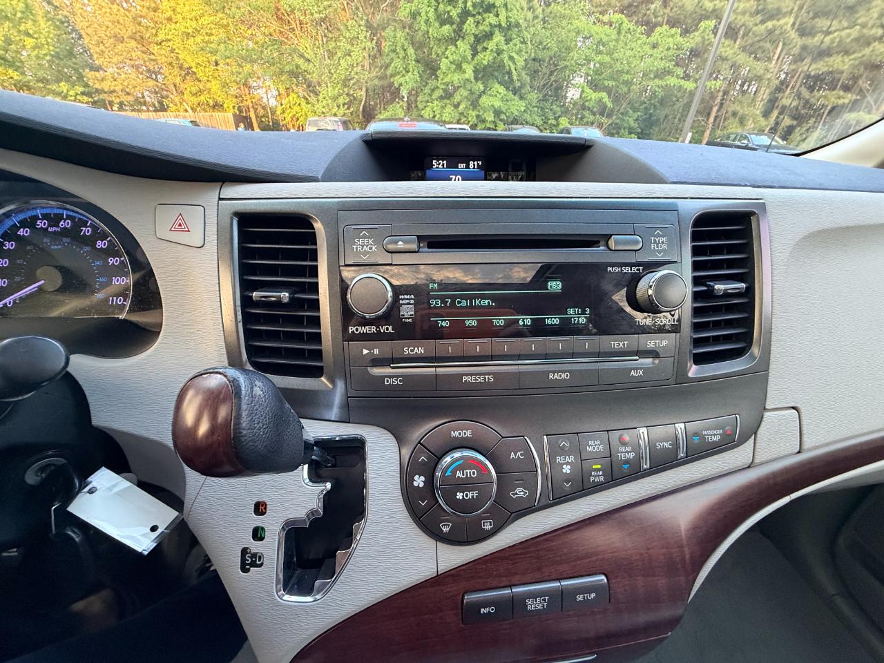 Toyota Sienna XLE 8-Pass V6 2011