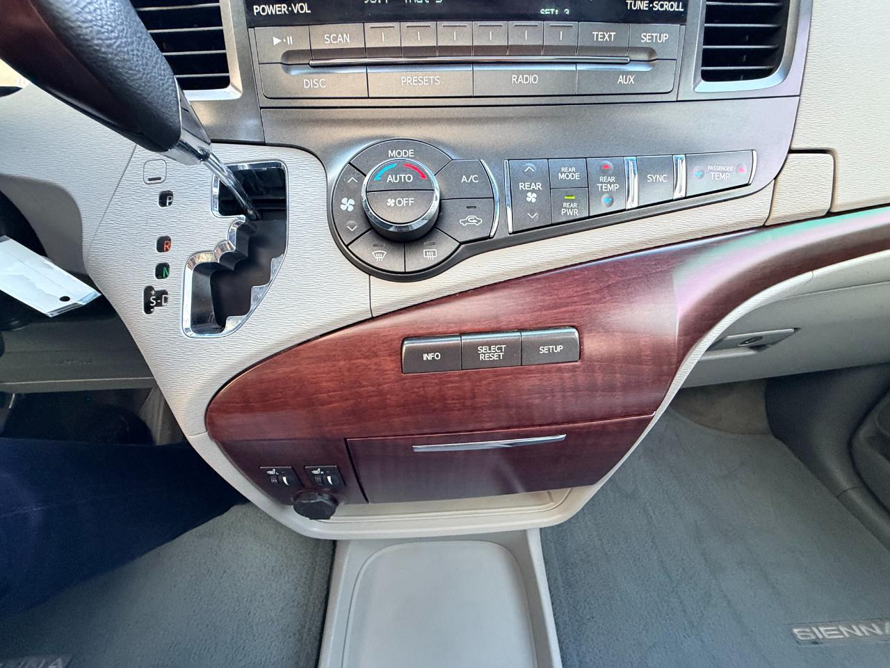 Toyota Sienna XLE 8-Pass V6 2011