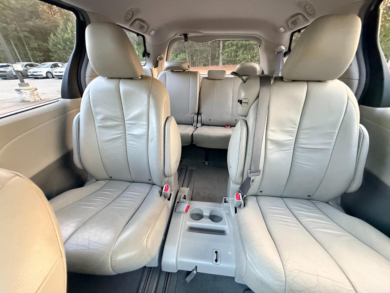 Toyota Sienna XLE 8-Pass V6 2011